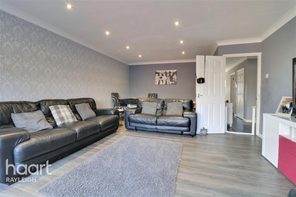 Leslie Gardens, Rayleigh 3 bed detached bungalow £425,000
