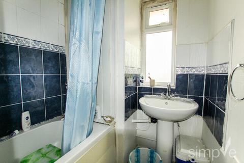 3 bedroom flat for sale, The Broadway, Southall, UB1