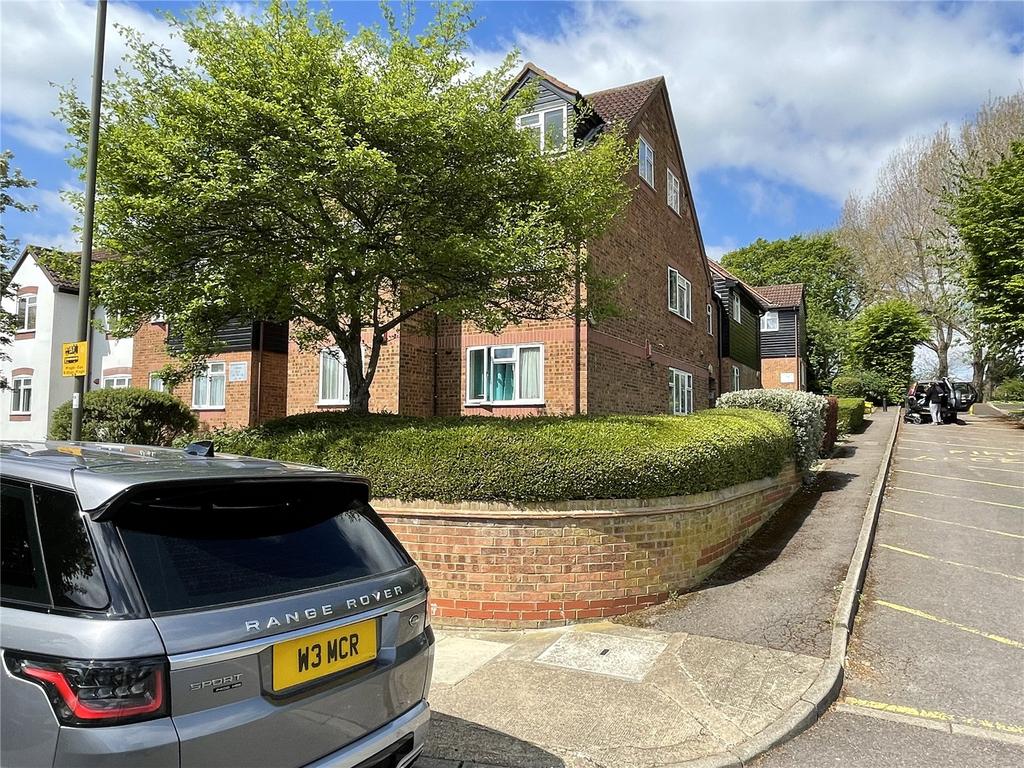 Prospect Road, EN5 2 bed apartment £1,450 pcm (£335 pw)