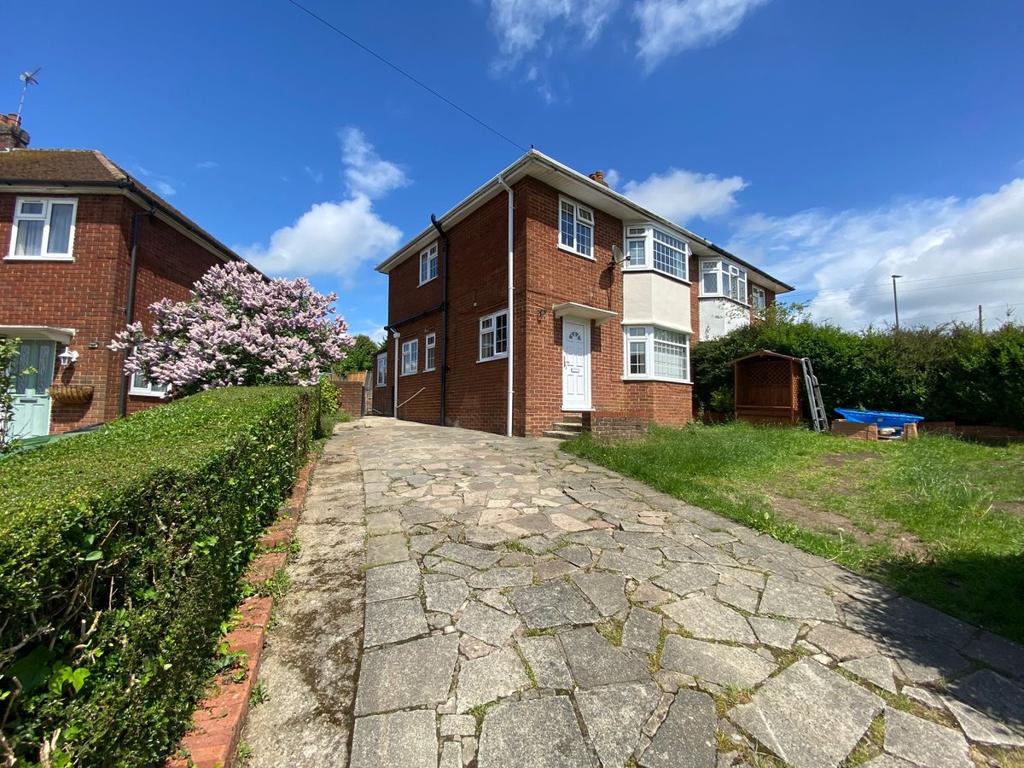 Hillary Road, Hp13 3 bed semidetached house £1,450 pcm (£335 pw)