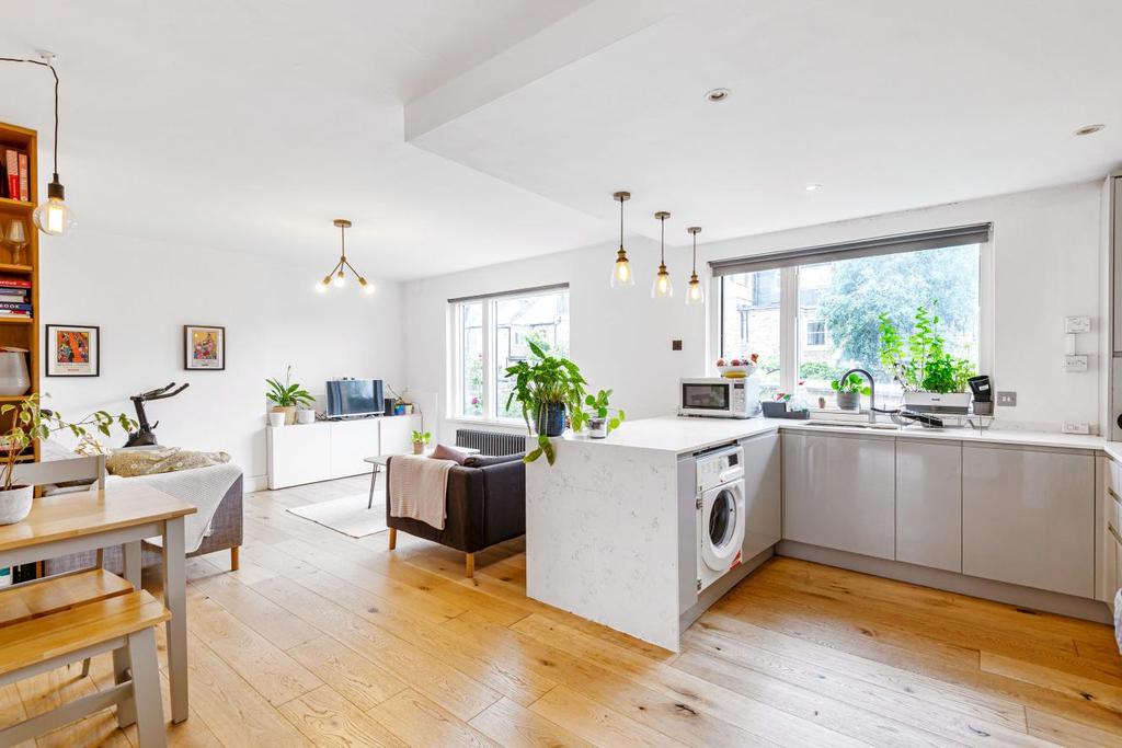 Ramsden Road, Balham 3 bed flat for sale £700,000