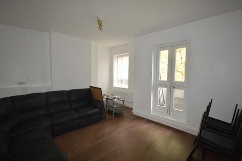 3 bedroom apartment to rent - Geldeston Road
