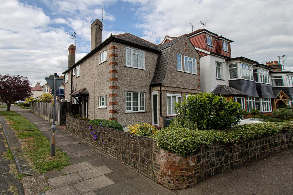 St. Clements Drive, Leighonsea, SS9 2 bed apartment for sale £315,000