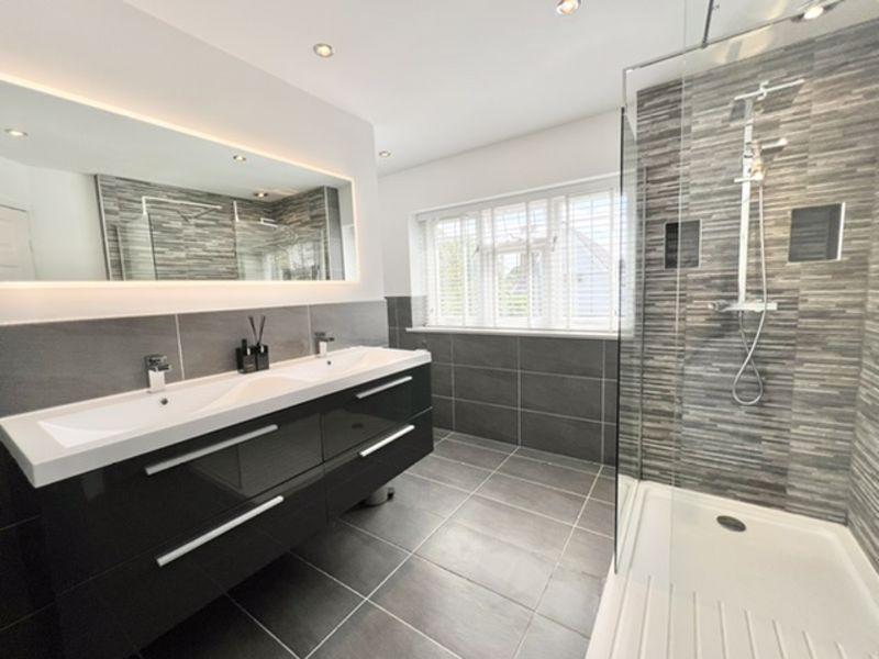 En suite shower...