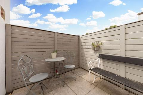 2 bedroom flat for sale - Cathnor Road W12