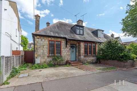 2 bedroom bungalow for sale - Leigh Hall Road, Leigh-on-Sea