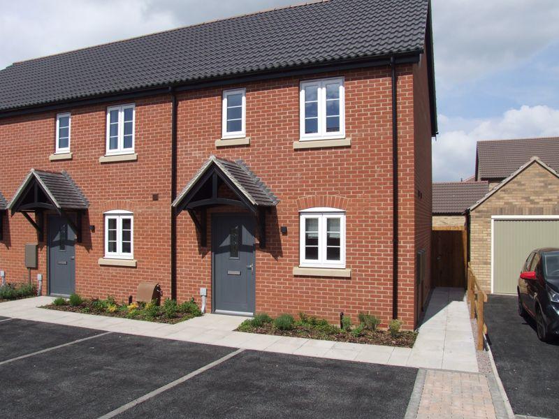 Lee Avenue, Coningsby 2 bed end of terrace house £745 pcm (£172 pw)
