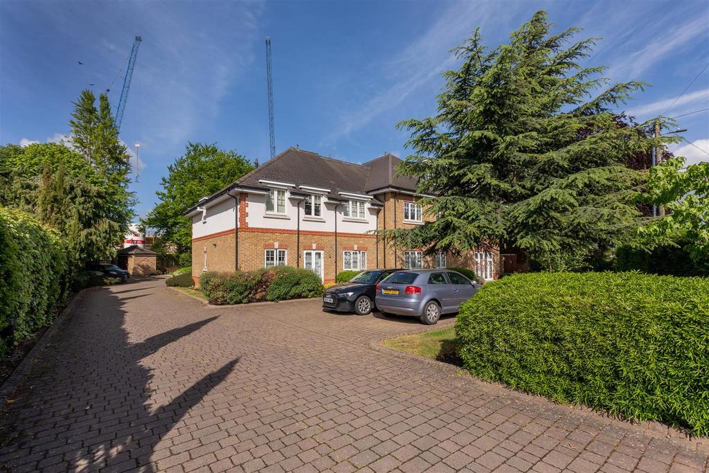 Cookham Road, Maidenhead 2 bed flat for sale £325,000