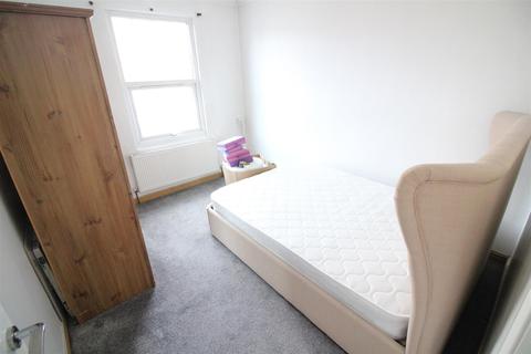 3 bedroom flat to rent - Lower Boston Road, London