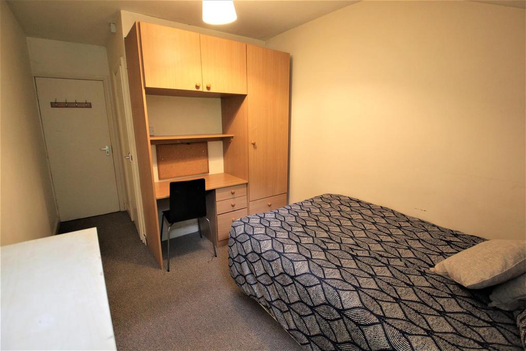 Victoria Street, Hyde Park, Leeds... 1 bed in a house share £412 pcm (£95 pw)