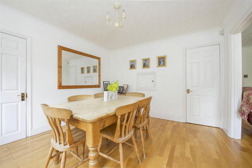 Tudor Manor Gardens, Watford 4 bed detached house £790,000
