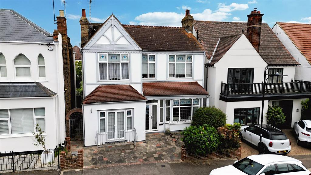 Cliff Road, LeighOnSea 4 bed detached house £850,000