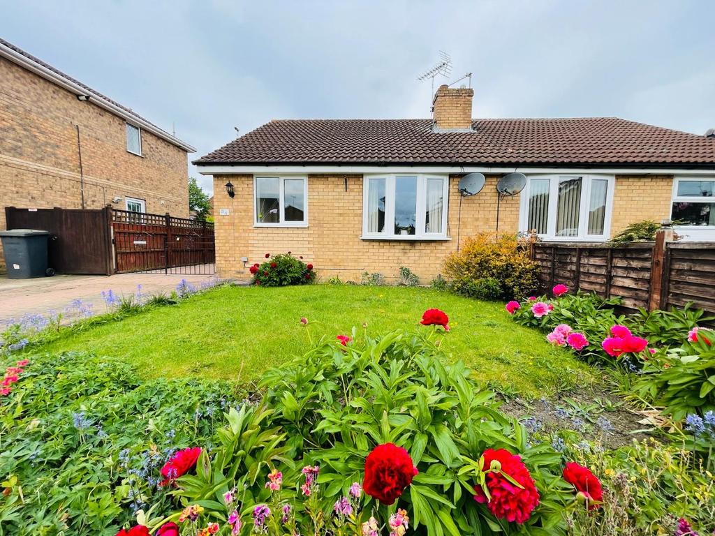 Pinfold Avenue, Sherburn In Elmet, Leeds 2 bed semidetached bungalow