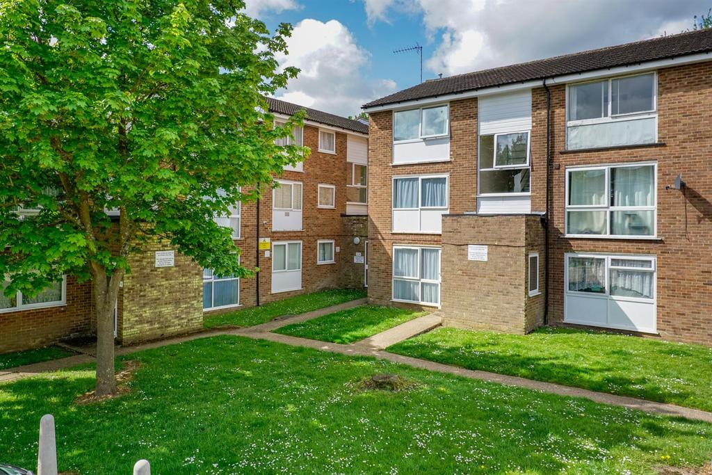 Burns Drive, Hemel Hempstead, Hertfordshire, HP2 7NW 2 bed apartment