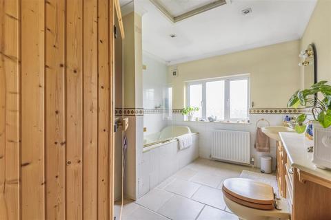 5 Rutherwyke Close, Epsom, KT17 2NA