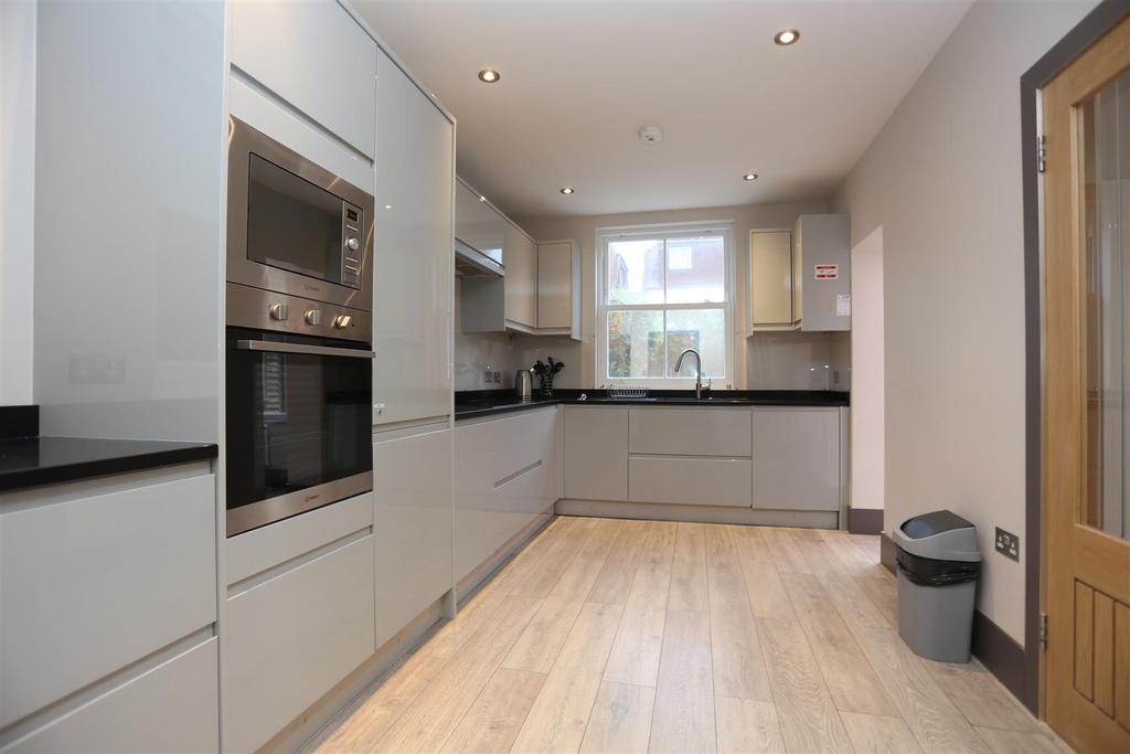 Dyke Road, Brighton 2 bed flat £1,700 pcm (£392 pw)