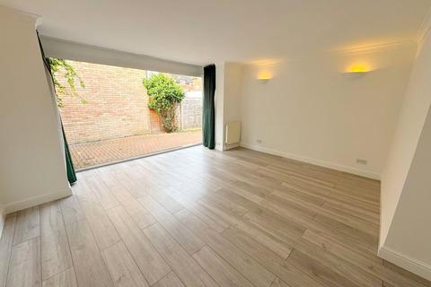 2 bedroom end of terrace house to rent, Stanhope Gardens, London, NW7
