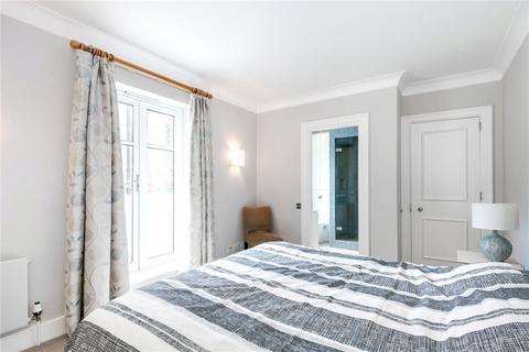 3 bedroom flat to rent - Abbots Walk, Kensington, London