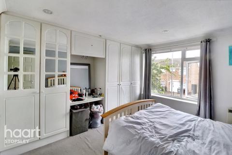 25a Cowdray Close, Luton, LU2 8QS
