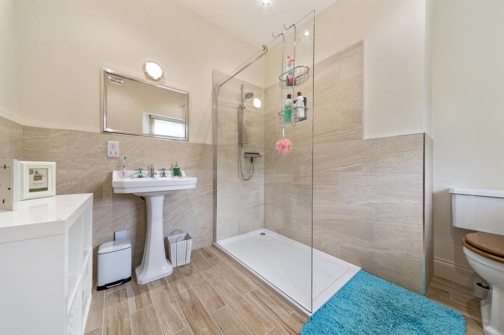 Bedroom 2 en suite
