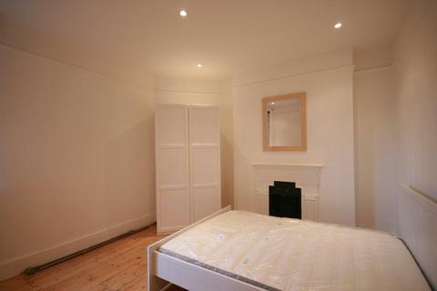 3 bedroom apartment to rent, Queens Club Gardens, W14
