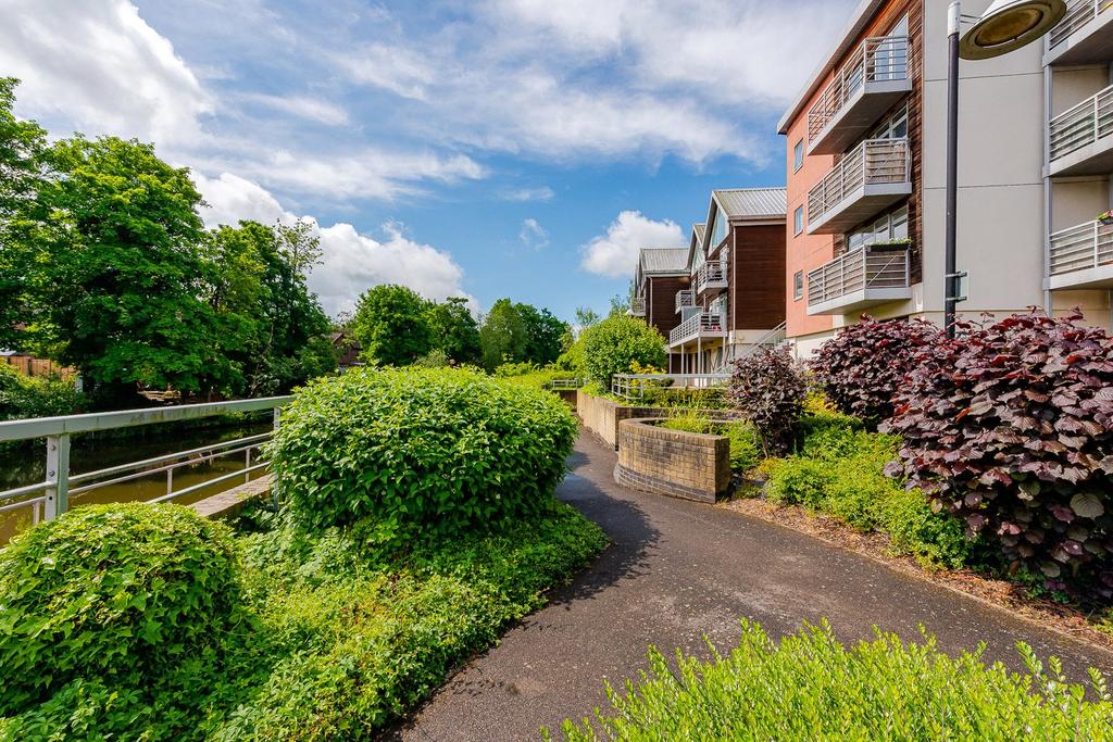 Kingfisher Meadow, Maidstone, ME16 2 bed flat £1,100 pcm (£254 pw)