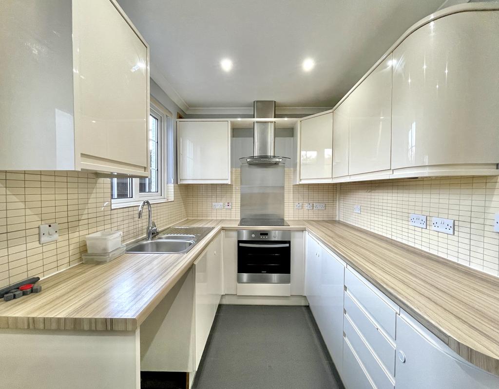 The Fairway, London N14 3 bed end of terrace house £650,000