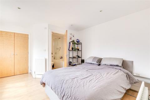 2 bedroom apartment to rent, Dovecote Building, SW11