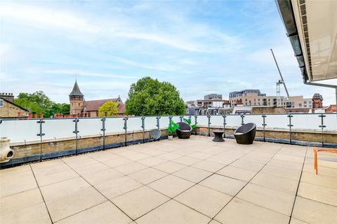 2 bedroom apartment to rent, Dovecote Building, SW11