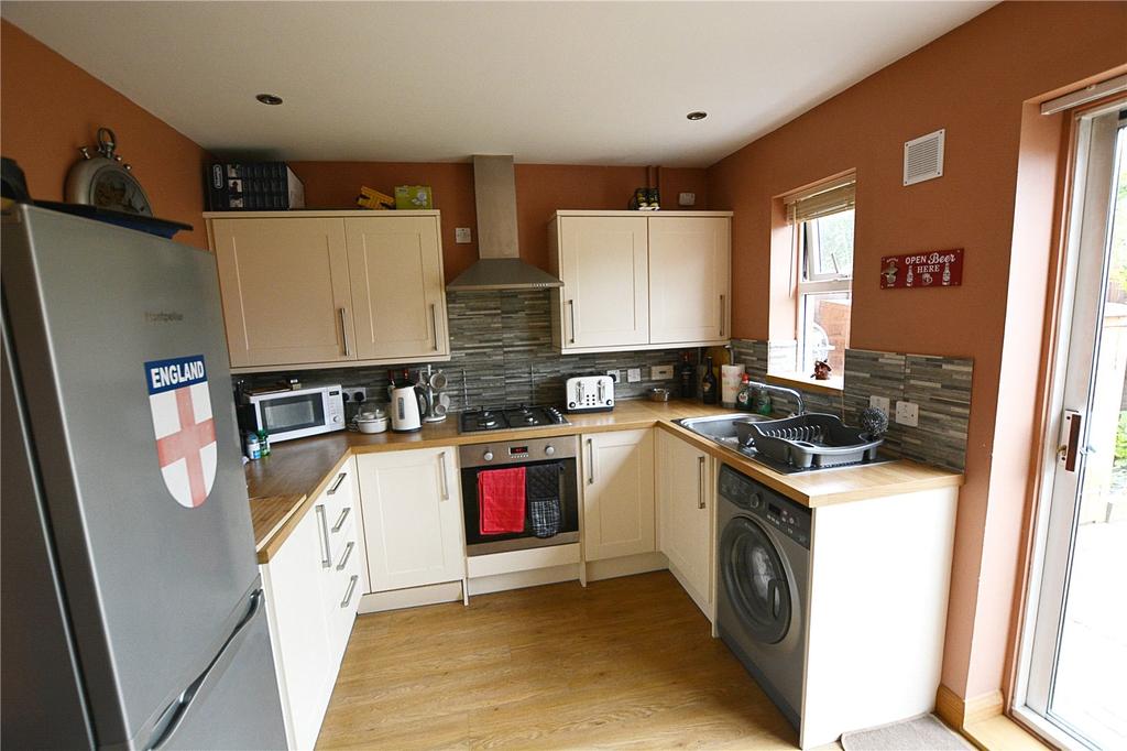 Kestrel Gardens, Quedgeley... 2 bed terraced house £825 pcm (£190 pw)