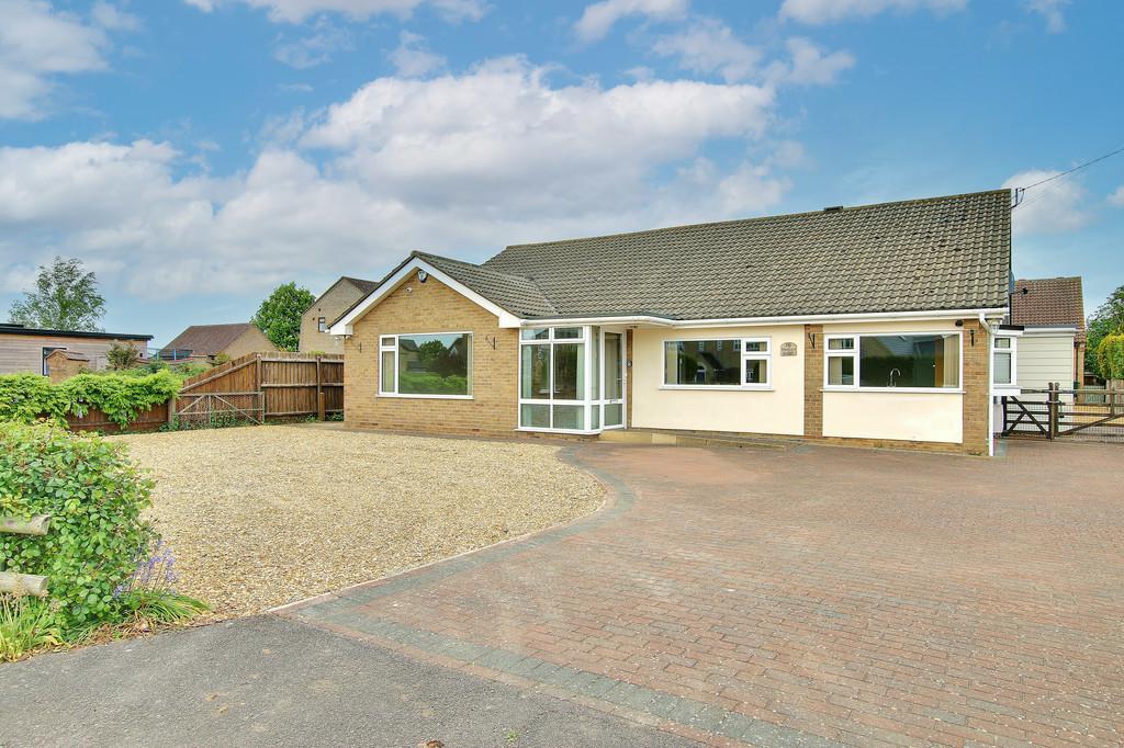 St Ives Road, Somersham 3 bed detached bungalow £1,650 pcm (£381 pw)