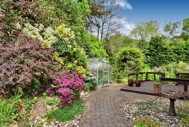 Copse Avenue, Farnham 3 bed detached house £675,000