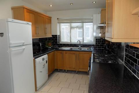 4 bedroom house to rent - Yew Tree Walk, Hounslow, Middlesex