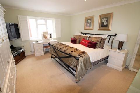 74 Hillside, Banstead, SM7 1HF