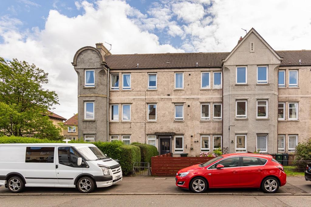 Lochend Drive, Edinburgh, EH7 2 bed flat £140,000