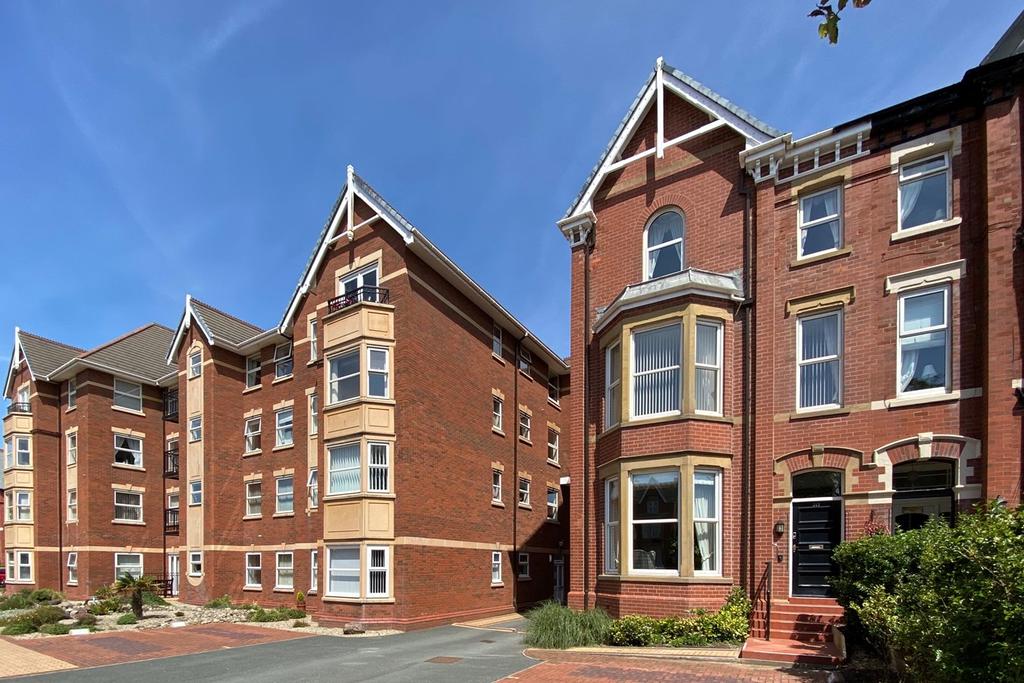 Clifton Drive South, Lytham St Annes, FY8 1 bed apartment for sale £