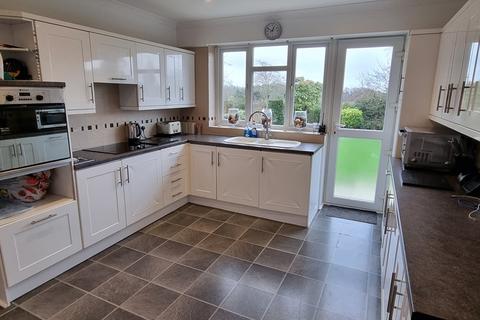 5 bedroom detached bungalow for sale - Thorne Crescent, Bexhill-on-Sea, TN39