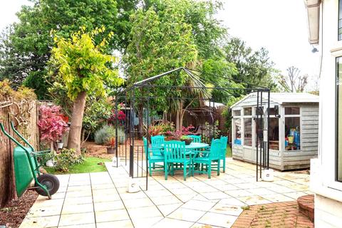 214 Kneller Road, Twickenham, TW2 7EF