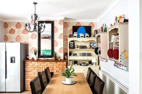 214 Kneller Road, Twickenham, TW2 7EF
