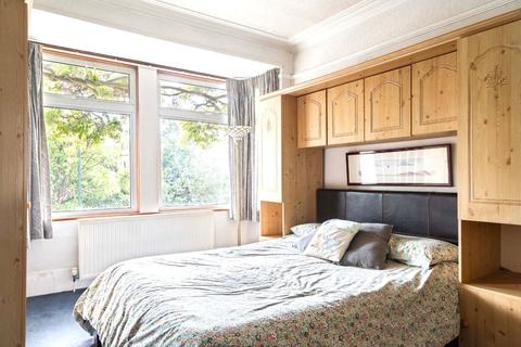 214 Kneller Road, Twickenham, TW2 7EF