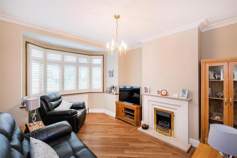 39 Lynton Road, London, E4 9EA