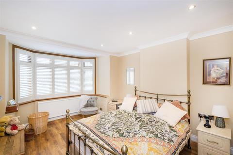39 Lynton Road, London, E4 9EA