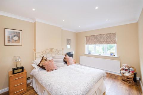 39 Lynton Road, London, E4 9EA