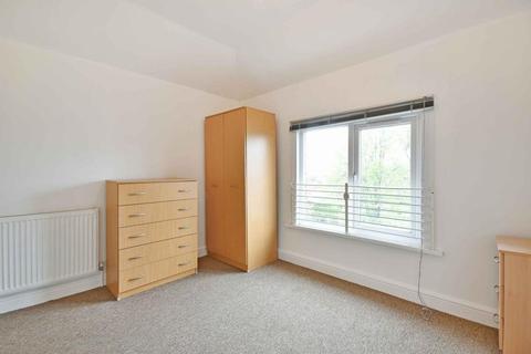 2 bedroom flat to rent - Minster Road, London
