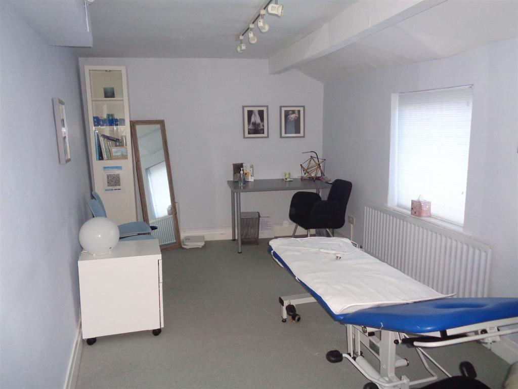 High Street, Yarm Retail property (high street) £917 pcm (£212 pw)