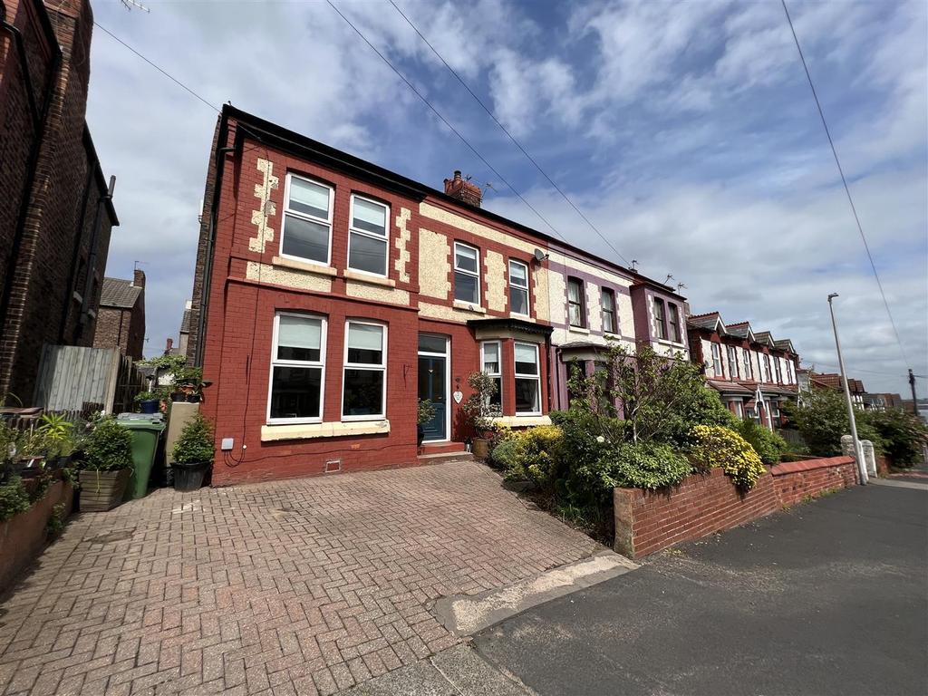 Hertford Drive, Wallasey 5 bed semidetached house £350,000