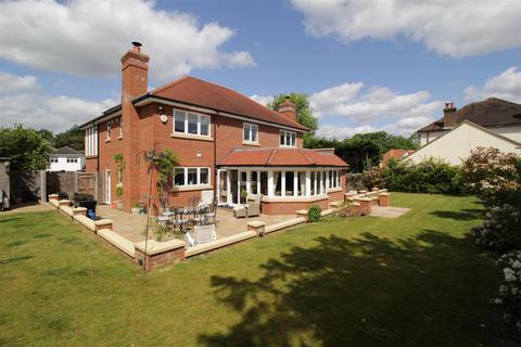 5 bedroom detached house for sale - Queensmead Avenue, East Ewell