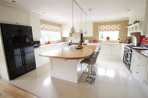 5 bedroom detached house for sale - Queensmead Avenue, East Ewell