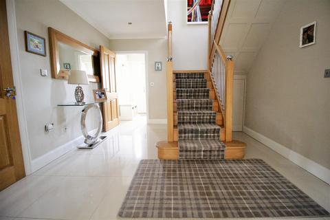 2a Queensmead Avenue, Epsom, KT17 3EQ
