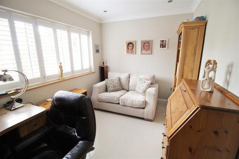2a Queensmead Avenue, Epsom, KT17 3EQ
